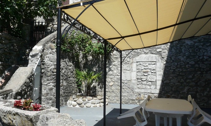 Vogue Appartement | Appt dans village classé en bord de rivière, avec terrasse et barbecue
