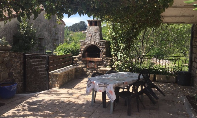 Vals-les-Bains Maison | Apt f2 au rdc de villa, jardin, barbecue à 450m du centre ville et commerces.