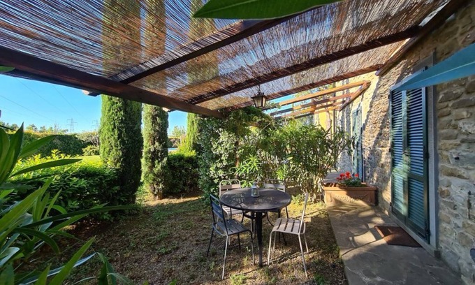 Camucia Appartement | Appart. climatisé près de Cortona, piscine, jardin & belles vues sur la campagne