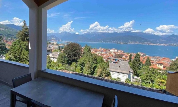 Stresa Appartement | Apt climatisé à Stresa, superbe vue sur le lac, balcon, WiFi, garage et jardin