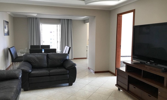 Itapema Appartement | Apt dans le centre de Meia Praia avec 4 chambres avec air - près de la mer et deux postes vacants