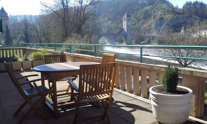Cahors Appartement | Apt. T1 Bis 3* et3 clefs en ville au 1ier étage d' une résidence de carractère
