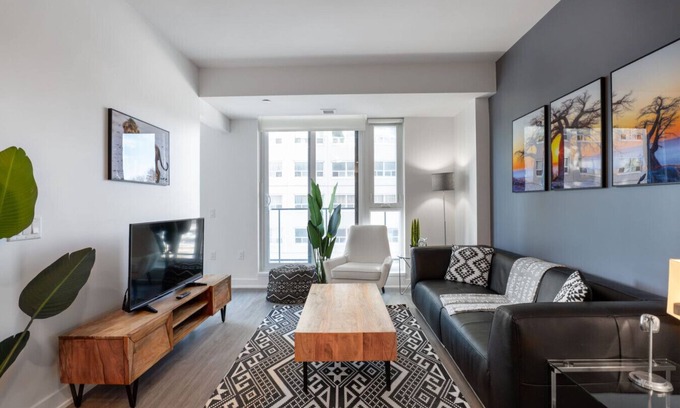 Centretown West Appartement | Apt w/Den and Rooftop, Steps to Little Italy
