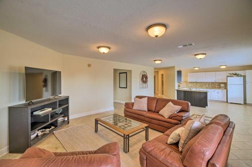 Clear Lake Shores Appartement | Apt with Balconies - Steps to Kemah Boardwalk!