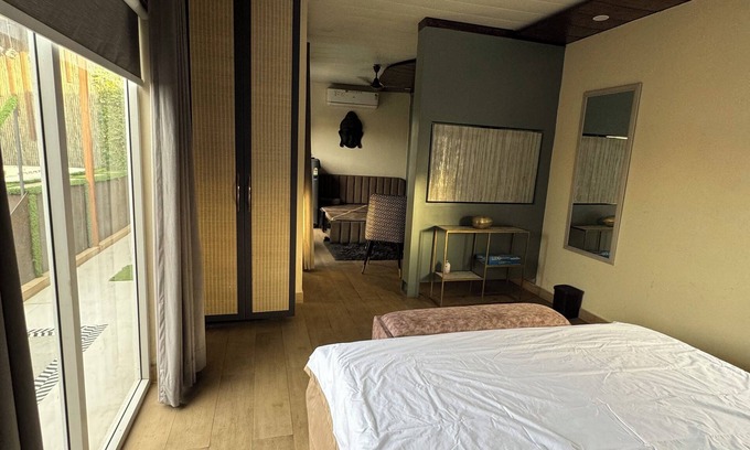 Patel Nagar Appartement | Aqua Sky Terrace Floor with Suite room- 1 Full size bed and 1 Sofa Bed W Jacuzzi