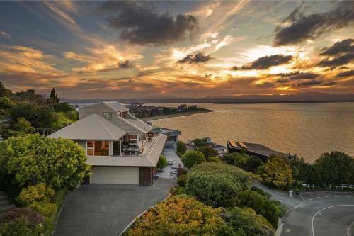 Britannia Heights Maison | Aquavista - Beautiful Views over Tasman Bay
