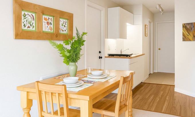 Brentwood Bay Maison | Arbutus and Fir Retreat. Priced for long stays. Pet-friendly!