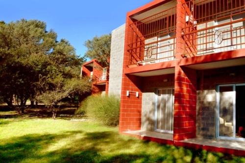 La Poblacion Appartement | Arcángeles del Oeste - Descanso al pie de la montaña