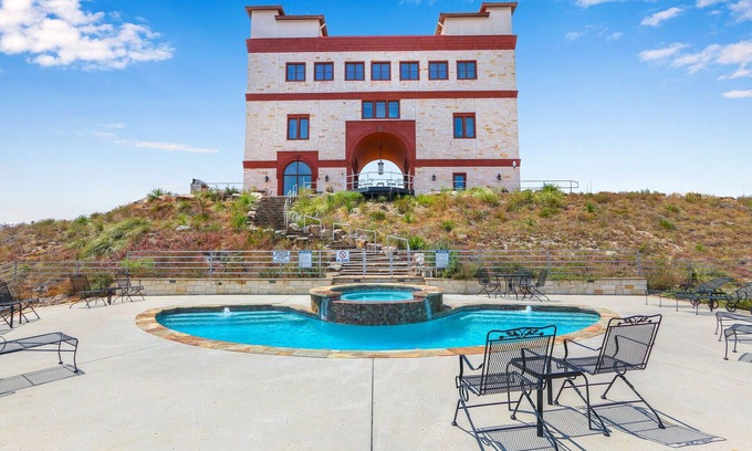 Johnson City Hôtel | Arc de Texas - Louis XIV Suite I Penthouse, pools, fishing on 2001 acre ranch!
