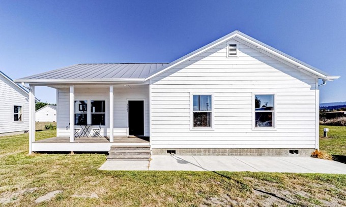 Pacific Maison | Arcata Farmhouse