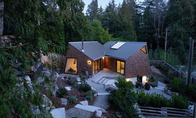 Roberts Creek Maison | Architect designed rustic modernist home 5 min walk to beach and cafe