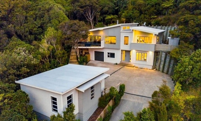 Lower Hutt Maison | Architectural seated in the bush, with a stream connects you to Papatuanku.