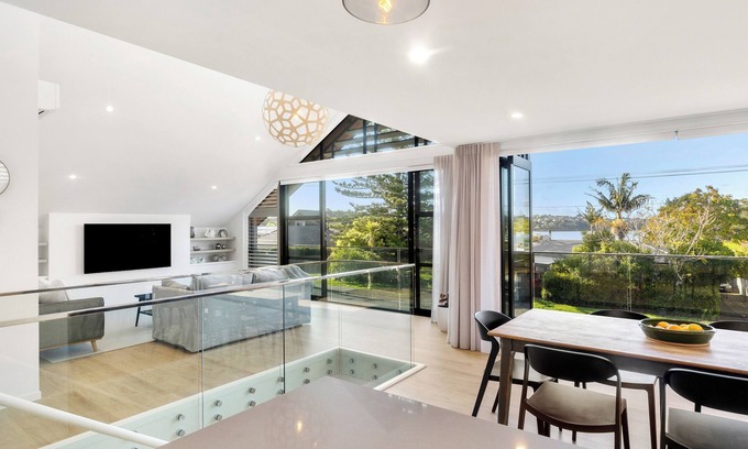 Te Atatu Peninsula Maison | Architecturally designed stunning trophy home with sea views, on a quiet street.