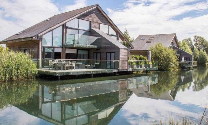 Ampney Crucis Maison | Ardross Lodge | Lakeside Hot Tub Stay for Groups