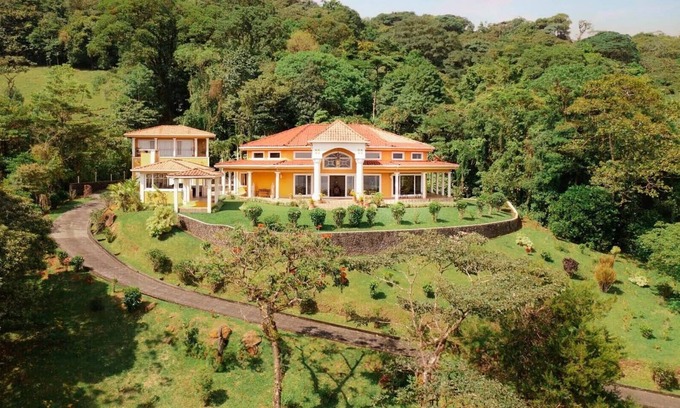 Arenal Maison | Arenal Springs Villas au bord du lac Quatre (4) villas distinctes sur un domaine de 13 acres