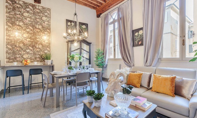 Lucca Historical Center Appartement | ARIAS APARTMENT sur l'emblématique Piazza San Michele