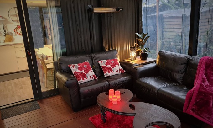 Pukehangi Maison | Arias Farmlet Tiny Home - quiet bungalow with breakfast, spa, animals to feed