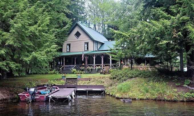 Inlet Maison | Camp de pointe de flèche. Bienvenue dans une nouvelle location de camp située à Inlet NY