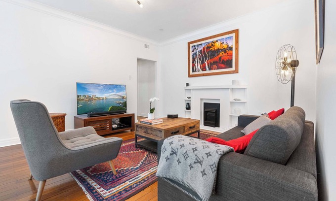 Bellevue Hill Appartement | Art-Deco Gem in Midlothian, Opposite Beach
