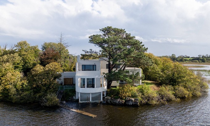 Corofin Maison | Art Deco Lakehouse retreat at Inchiquin