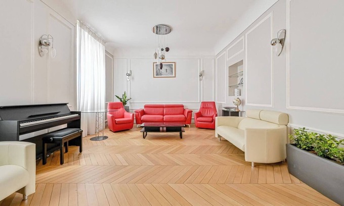 Levallois-Perret Appartement | “Art Deco” private mansion 220m2 spread over 3 levels, 5 bedrooms, 5 bathrooms