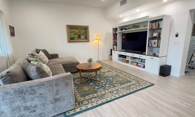 Swan Way Park Maison | Art-Filled Desert Escape in Central Tucson
