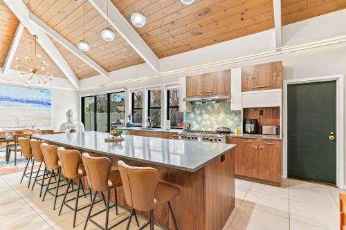 South Park Hill Maison | Artful Stay, Downtown, Spacious, LED Art, Hot Tub