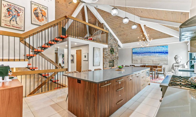 South Park Hill Maison | Beautiful Mid Century Modern Masterpiece with lots of space