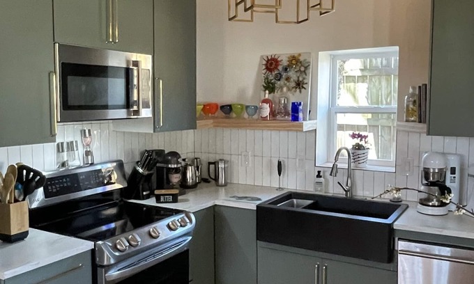 Oak Cliff Maison | Arthouse- Bishop Arts - Beautiful house in historical Winnetka neighborhood.