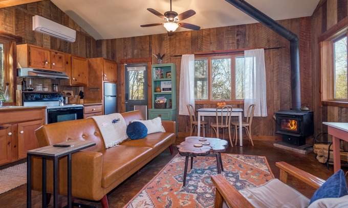 Marshall Cabine | Artisan Cabin Escape: Nature-Inspired Getaway
