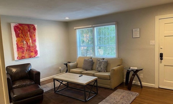 Kessler Appartement | Artist Alcove* Spacious Apartment* Walk 2 Shops!