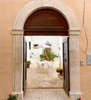 Fontecchio Appartement | Artist Studio Apartment at Palazzo Galli