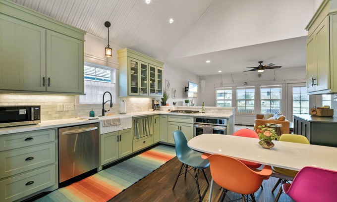 Dickinson Maison | Artistic & Charming 2-bedroom house on quiet lake near NASA and Galveston