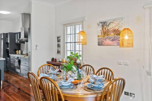 Norman Park Maison | Artistic Queenslander with Park Views - near City!