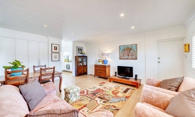 Ashgrove Appartement | Artsy apartment a stone's throw away from amenities and public transport