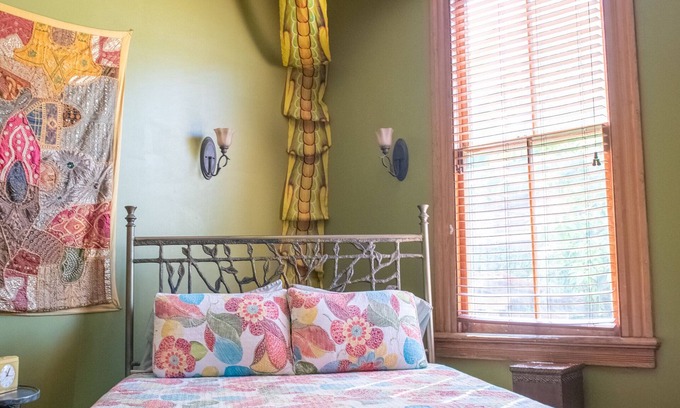 Bywater Lit Et Petit-Déjeuner | Artsy Bollywood Suite at The Lookout Inn in the colorful Bywater neighborhood!