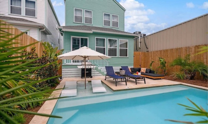 Bayou St. John Maison | Artsy & Tropical Oasis near FQ ~ Heated Pool ~ Pkg