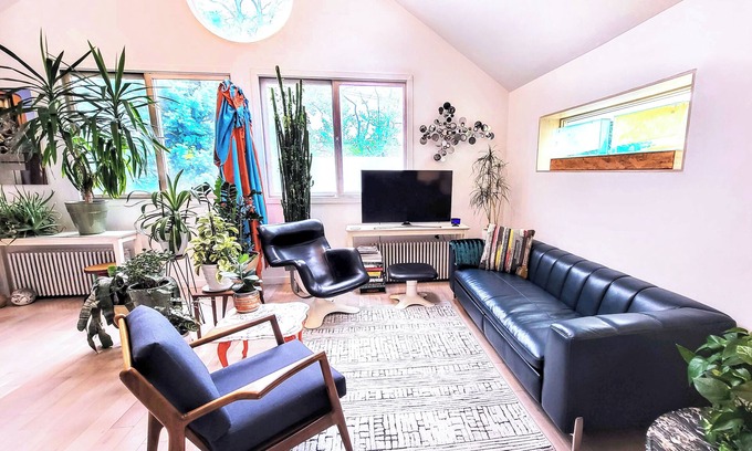 Asbury Park Maison | Asbury Park, Sunlit, 3 story home: 2-br, 2 full bath w 4 beach passes + bikes