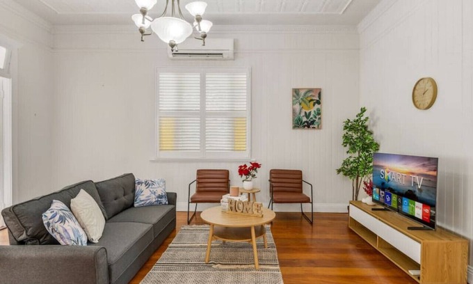 Ascot Maison | Ascot Vintage 4BR Queenslander w/ Mall at Doorstep