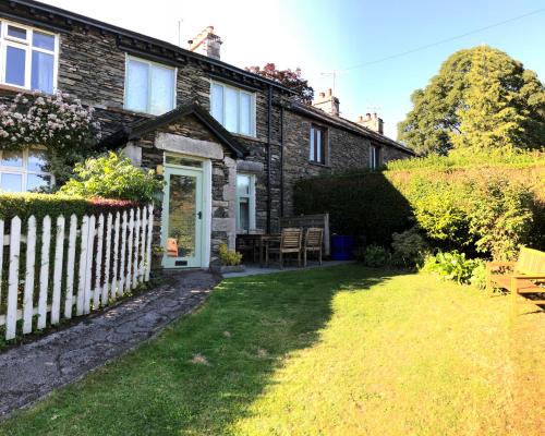 Staveley Maison | Ashdene Cottage with secure 'sun trap' garden
