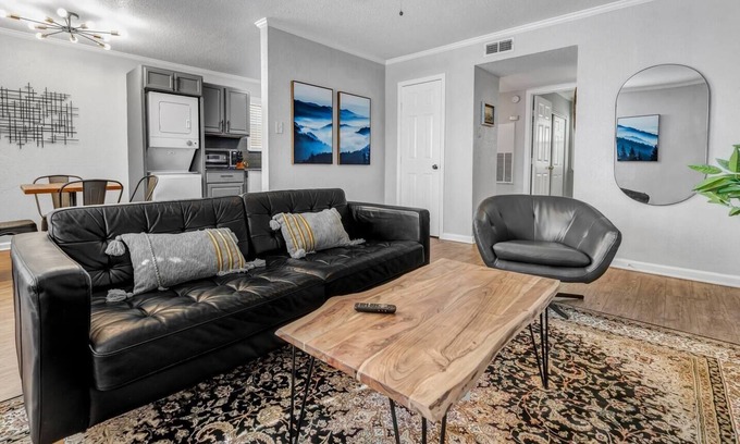 Royal Bryan Appartement | Asheville: 2 Bedroom/Walk to A&M/Comfy King Beds