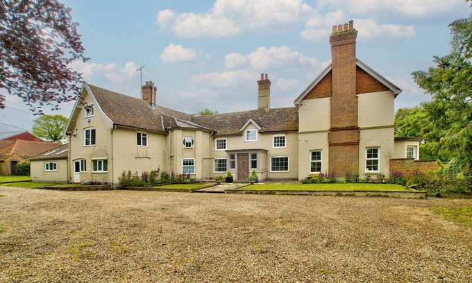 Stowmarket Cottage | A house that sleeps 28 guests in 9 bedrooms