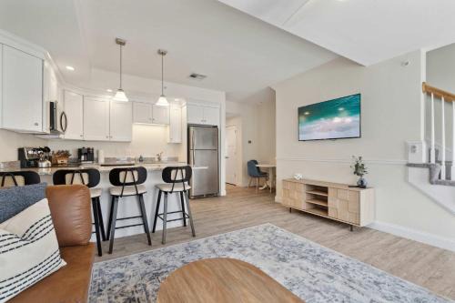Hampton Maison | Ashworth Escape Balcony Steps to Beach AC