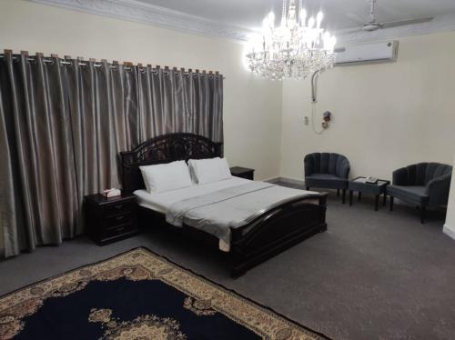 Darra Maison | Askari Gold Crest