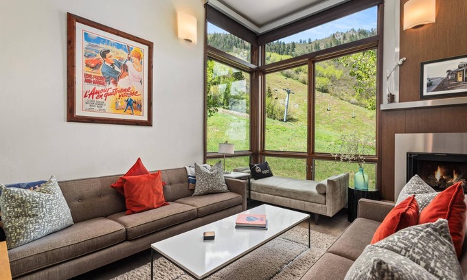 Aspen Copropriété | Luxury Aspen Retreat - À pied des restaurants / boutiques, des 2 balcons, du bain à remous et de la piscine extérieure / Tennis en été