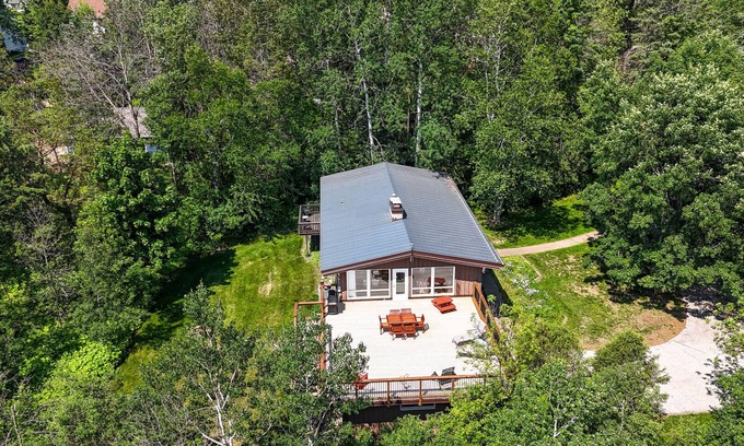 Hunters Park Maison | Aspen View w/ Large Private Deck