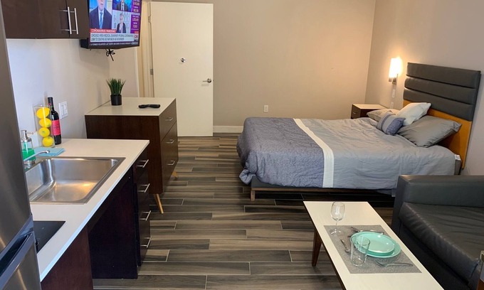 Old Town Hôtel | Assessable Studio equipped kitchen, Queen bed + Full sofa-bed. Walk to Old Town