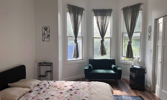 Communipaw Appartement | Charming 2-bedroom apartment in delightful Jersey City with WiFi, AC, 2nd floor