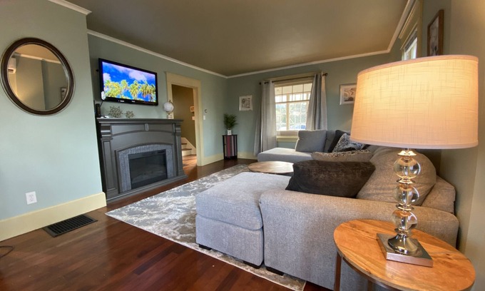 Astoria Maison | Astoria River Retreat- Walk to brew pubs and shopping!