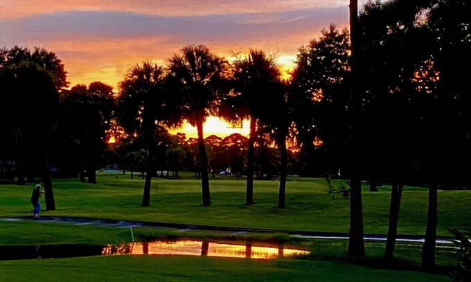 Braden River Copropriété | Astounding sunsets overlooking The Meadows Golf & Country Club